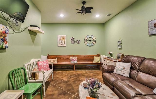 105 W Pearl St, Granbury, TX 76048